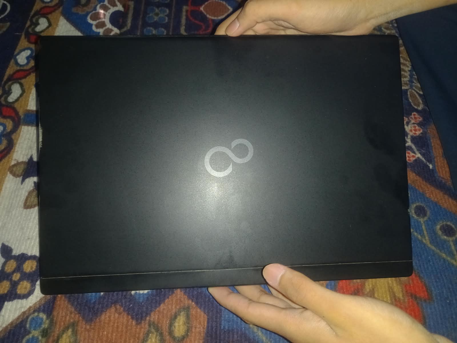 Fujitsu Lifebook U939 tampak lain